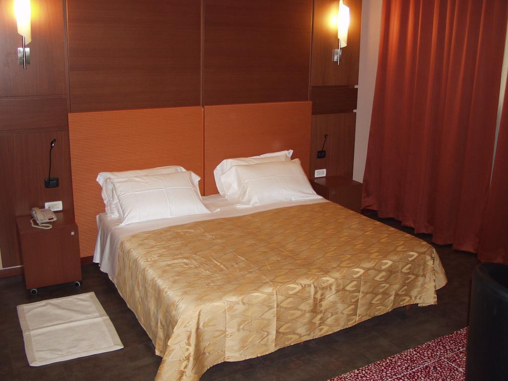 Hotel Mareschi Palace Новара Екстериор снимка