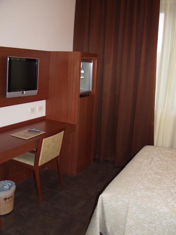 Hotel Mareschi Palace Новара Екстериор снимка