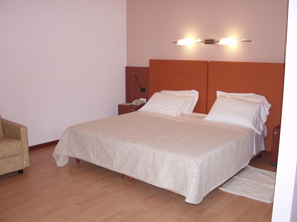 Hotel Mareschi Palace Новара Екстериор снимка