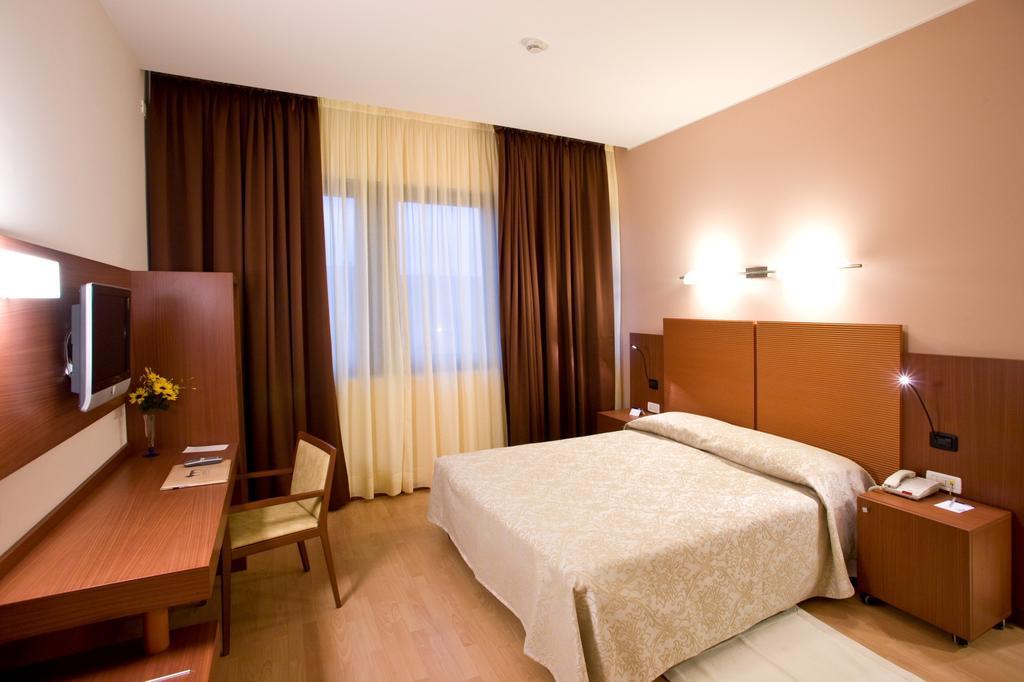 Hotel Mareschi Palace Новара Екстериор снимка